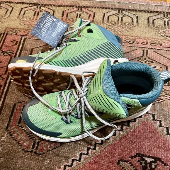 NEW Women’s VECTIV Fastpack Mid FUTURELIGHT Hiking Boots Size 9 - Picture 1 of 6